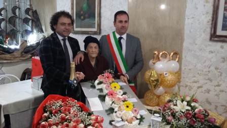 Villa festeggia la centenaria Francesca De Gaetano L'amministrazione comunale ha donato una targa alla donna
