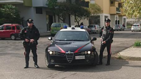 Spuntano fuori i coltelli durante una lite sentimentale L’intervento dei carabinieri evita conseguenze più gravi: un arresto