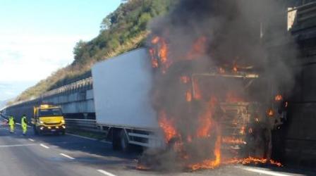 Autocarro in fiamme, paura sull’autostrada A2 Il conducente, accortosi per tempo dell'incendio, è riuscito ad arrestare la marcia e ad abbandonare il veicolo