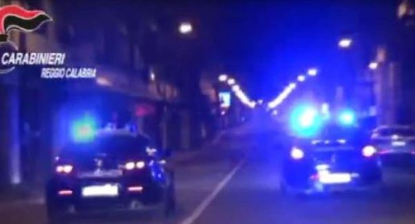 Spari a Reggio Calabria: 19enne ferito a colpi di pistola Altri due giovani sono stati malmenati. Sulla vicenda indagano i Carabinieri