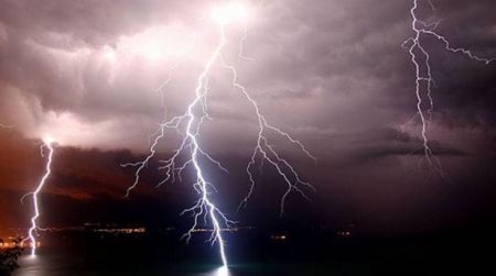 Maltempo, “ciclone” sulla Calabria: temporali e nubifragi Allerta rossa sulla fascia ionica. Scuole chiuse a Locri. La situazione meteo comincerà a dare segnali di graduale miglioramento nel corso della mattinata di domani
