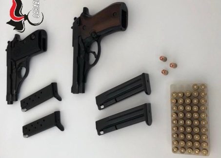 Deteneva illegalmente 2 pistole e 50 colpi Denunciato commerciante a Sant'Onofrio