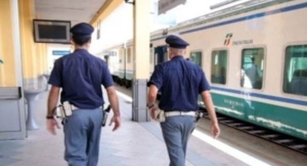 Sul treno senza biglietto, aggredisce poliziotti: arrestato La pronta reazione degli agenti ha impedito che altri viaggiatori rimanessero coinvolti nella colluttazione