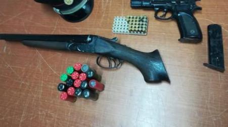 Armi nascoste in un divano, arrestato 67enne L'arsenale è stato scoperto dai Carabinieri