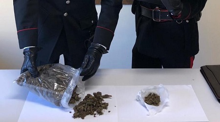Droga in una stufa a legna, arrestato 27enne di Polistena I Carabinieri hanno trovato un'altra busta di sostanza stupefacente nel balcone dell'abitazione del giovane