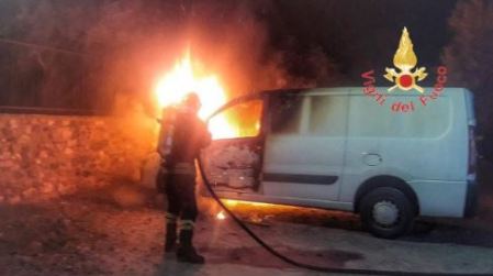 Calabria, intimidazione ad una ditta: incendiato furgone Colpita un'impresa di servizi professionali con sede ad Avellino