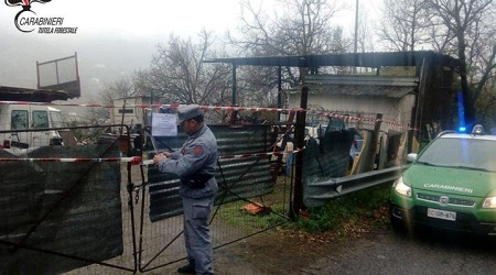 Realizzazione abusiva sito trattamento rifiuti, denunciato Sigilli apposti all'area dai Carabinieri Forestale