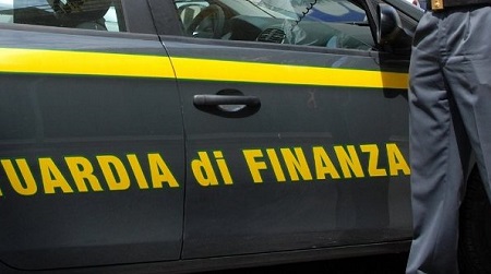 Arresti domiciliari ad ex promotore finanziario La Guardia di Finanza ha dato inoltre esecuzione ad un sequestro preventivo superiore ai quattro milioni di euro
