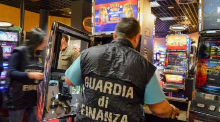 Calabria, blitz Guardia Finanza a tutela del Monopolio statale Sequestrate tredici slot machine ed emesse sanzioni per 140mila euro