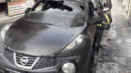 Due auto in fiamme a Reggio Calabria, avviate indagini Intervento dei Vigili del Fuoco per spegnere il rogo