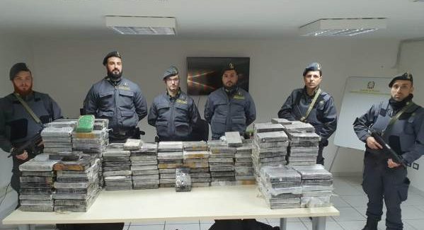 Sequestrati 450 chili di cocaina al porto di Gioia Tauro La droga avrebbe fruttato ben 90 milioni di euro alle organizzazioni criminali