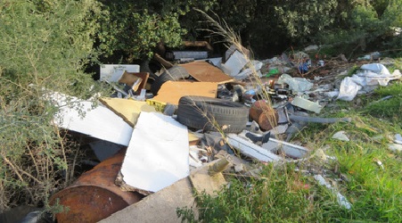 Smaltimento illecito di rifiuti, denunciata imprenditrice Gli scarti dell'azienda finivano su un terreno. Operazione dei Carabinieri Forestale
