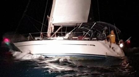 Contrasto immigrazione clandestina, arresto due scafisti La Guardia di Finanza ha intercettato un'imbarcazione a vela carica di migranti