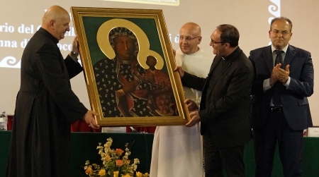 Consegna del quadro dei Paolini alla diocesi di Crotone Si consolida il gemellaggio tra i santuari di Capocolonna e Czestochowa