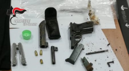 Minaccia i Carabinieri con un coltello: arrestato 34enne Accusato di possesso di armi clandestine e resistenza a pubblico ufficiale
