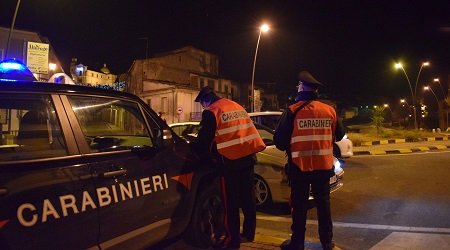 Controlli dei Carabinieri di Taurianova nel fine settimana Deferite cinque persone per reati contro il patrimonio, guida in stato di ebbrezza e per possesso ingiustificato di armi. Sospesa l'attività di due esercizi commerciali
