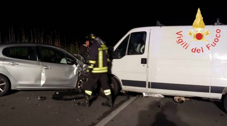 Violento incidente stradale in Calabria: due persone ferite Intervento dei vigili del fuoco per la messa in sicurezza delle vetture. Accertamenti da parte dei Carabinieri