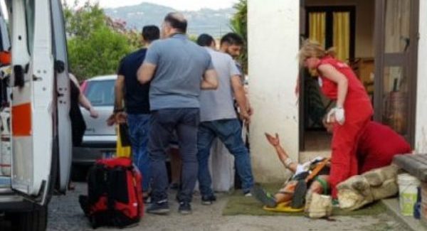 Lite sfocia accoltellamento e sparatoria: due feriti Sull'episodio indagano i Carabinieri