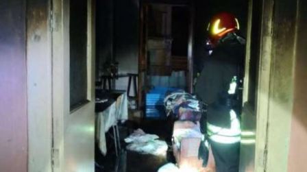 Calabria, in fiamme immobile nella notte: nessun ferito Pronto intervento dei Vigili del Fuoco per spegnere l'incendio