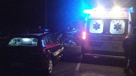 Tragico incidente in Calabria, l’ennesimo che ha come vittima un giovane di 26 anni Sul posto sono giunti i vigili del fuoco, gli agenti della Polizia Stradale, l’Anas e il 118