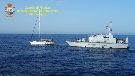 Barca a vela con 59 migranti soccorsa da Guardia Finanza Fermati due sospetti scafisti che cercavano di darsi alla fuga