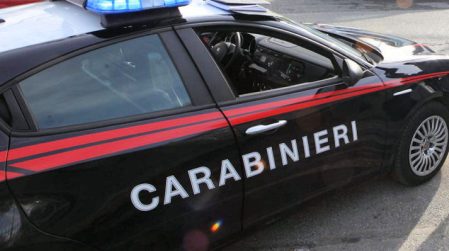 Intimidazione in Calabria, colpi di pistola contro negozio I Carabinieri hanno rinvenuto venti bossoli. Indagini per risalire ai responsabili e al movente del grave episodio
