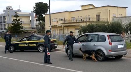 Controlli Finanza sulla statale 106, due arresti Trovati in possesso di un panetto di circa cento grammi di hashish. Stavano viaggiando in direzione Reggio Calabria