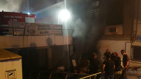 Reggio Calabria, incendio distrugge deposito giocattoli Intervento dei Vigili del Fuoco per evitare che il rogo coinvolgesse le strutture adiacenti