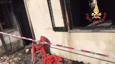 Incendio in un magazzino di un palazzo: locale distrutto I Vigili del Fuoco hanno spento il rogo ed evitato il propagarsi delle fiamme all’interno dello stabile