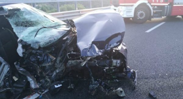 Impatto tra auto e furgone tra Gioiosa e Mammola, coinvolti sei giovani Rilievi da parte delle forze dell'ordine per accertare la dinamica dello scontro