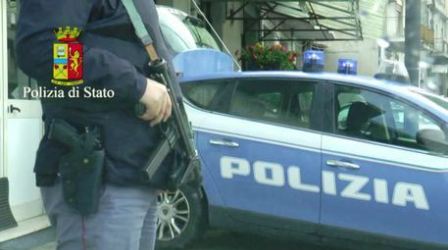 Reggio, rapina a guardia giurata: bottino di 45mila euro Due malviventi hanno sparato un colpo di pistola a scopo intimidatorio. Indagini della Polizia di Stato