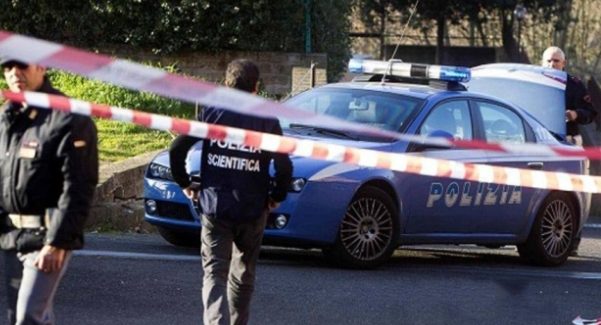 Reggio, cadavere di un uomo ritrovato nei pressi di un bar La Polizia Scientifica è impegnata nei rilievi di rito