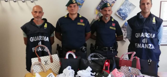 Guardia di Finanza sequestra 335 capi contraffatti I falsi erano pronti per essere messi in vendita al mercato del venerdì nel comune di Soverato