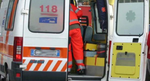 Un operaio cade da cassone del camion in un cantiere dell’A2, è grave in ospedale L'uomo, per cause in corso d'accertamento, sarebbe caduto dal cassone di un camion battendo violentemente la testa