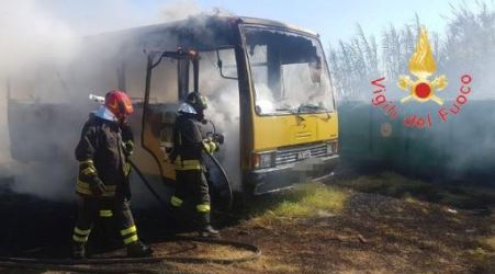 Due scuolabus distrutti da incendio, indagini Carabinieri L'intervento dei Vigili del Fuoco ha evitato il propagarsi delle fiamme ad altri automezzi