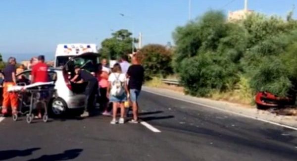 Scontro tra due auto sulla statale 106: cinque persone ferite Gravi le condizioni di una donna trasportata in ospedale con l'elisoccorso