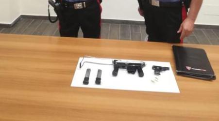 Due pistole clandestine e munizioni in auto, arrestato Un uomo di 56 anni è stato fermato con l'accusa di detenzione illegale di armi e ricettazione