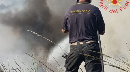 Discarica abusiva in fiamme, denunciato sindaco calabrese Un'area di proprietà comunale è stata sequestrata dai Carabinieri Forestale. Il rogo è stato spento dai Vigili del Fuoco