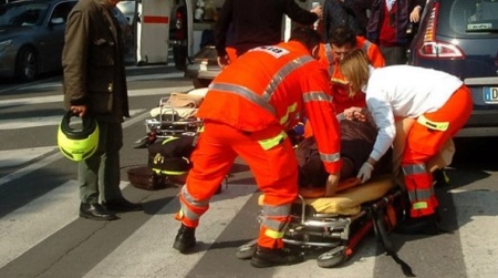 Tragico incidente in Calabria, scontro tra un’auto e tre moto, il bilancio è di un morto e due feriti gravi