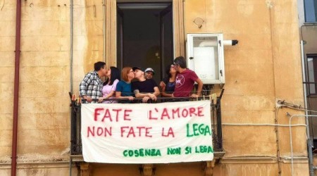 Manifestazione anti-Salvini a Cosenza, negata autorizzazione Decisione da parte della Questura. I promotori del gruppo Facebook "Stutamu Salvini" si ritroveranno comunque in piazza per un corteo colorato e pacifico