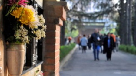 Furto fiori da lapidi cimitero, due persone denunciate Indagini della Polizia Municipale dopo le denunce di diversi cittadini