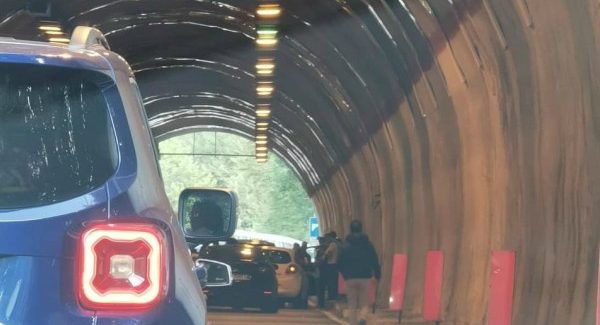 Incidente Calabria, impatto tra quattro auto in una galleria Lo scontro tra i mezzi ha provocato forti rallentamenti nel traffico