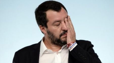 Sea Watch, diffamazione Carola Rackete: indagato Salvini Nella denuncia presentata a luglio dal comandante della nave erano riportati alcuni post dell'ex ministro in merito allo sbarco dei migranti avvenuto a giugno a Lampedusa 