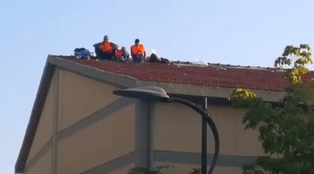 Calabria, protesta operai verde pubblico su tetto palestra scuola Azione che nasce dalle promesse disattese sul servizio rimasto senza copertura finanziaria
