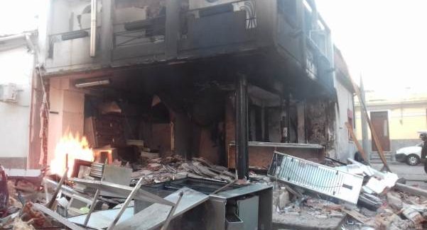 Polistena, fortissima esplosione distrugge pizzeria Intervenuti prontamente Vigili del Fuoco e Polizia. Il titolare, alla vista dei danni, è stato colto da malore