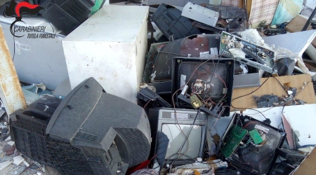 Deposito incontrollato rifiuti ingombranti, una denuncia L'area è stata sequestrata dai Carabinieri Forestale 