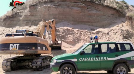 Controlli Carabinieri Forestale, sequestrata cava abusiva Agli uffici comunali era stata presentata una comunicazione per l’esecuzione di lavori di livellamento del terreno agricolo: due denunce
