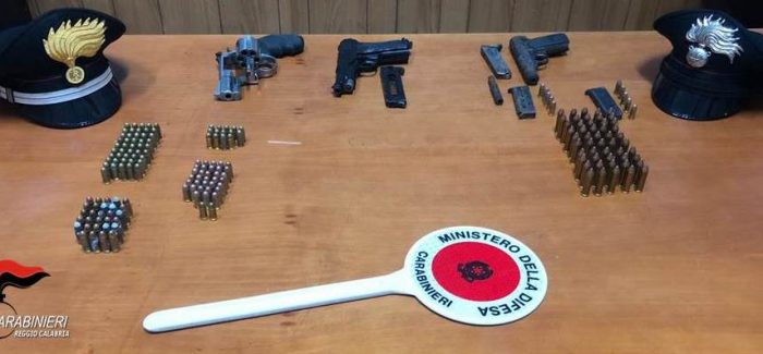 Un arresto per detenzione illegale di armi e munizioni I Carabinieri hanno condotto varie perquisizioni alla ricerca di armi e munizioni illegittimamente detenute