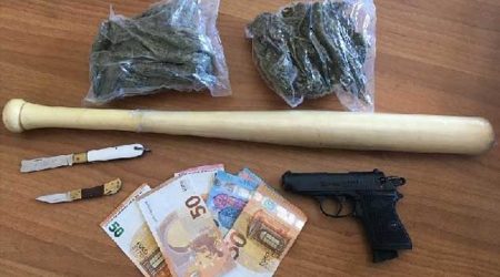 In auto con armi, mazza baseball e droga: due arresti Fermati dalla Polizia Stradale