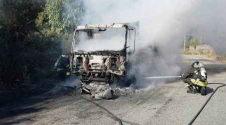 Camion carico di legname prende fuoco, illeso conducente Intervento dei Vigili del Fuoco nel Reggino